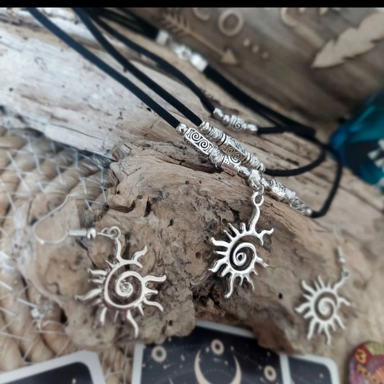 Parure boho místico triple filas, magnífico sol loco en espiral, negro – photo 6